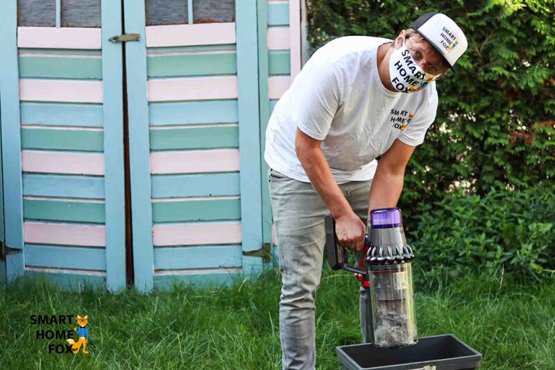 Akkustaubsauger draußen entleeren